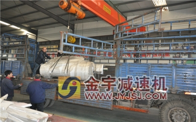 第五臺中心距800mm包絡(luò)減速機發(fā)往遼寧客戶